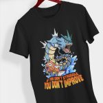 Unisex svart t-shirt med frasen "If you don't struggle you don't improve" i fet stil. Perfekt för vardagskläder.